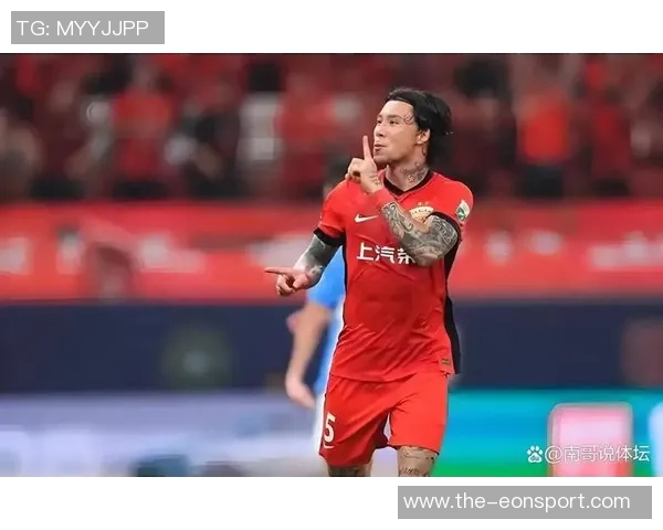 张琳芃与林加德场上冲突激烈主裁判果断出示黄牌警告两人 张琳芃与林加德场上冲突激烈主裁判果断出示黄牌警告两人